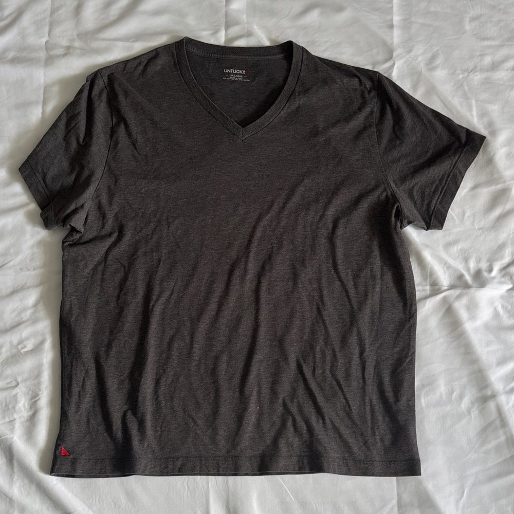 UNTUCKit Men's Dark Gray V-Neck T-Shirt